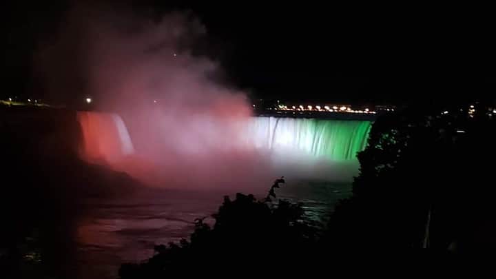 ভারতের স্বাধীনতা দিবস উপলক্ষে জাতীয় পতাকার রঙে রঙিন হয়ে উঠল বিখ্যাত নায়াগ্রা জলপ্রপাত। 
