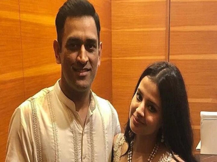 Sakshi Dhoni reacts to her husband MS Dhoni's retirement post on Instagram ধোনির অবসর ঘোষণার পোস্টে ইমোজি-প্রতিক্রিয়া সাক্ষীর