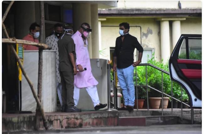 এর আগেও এই হাসপাতালে ভর্তি হতে হয়েছিল অভিনেতাকে। কিন্তু প্রয়োজনীয় টেস্ট করে ছেড়ে দেওয়া হয় তাঁকে।