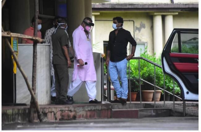 আজ ফের হাসপাতালে ভর্তি হয় তাঁকে। ফেস শিল্ড পরে হাসপাতালে আসেন সঞ্জয়।