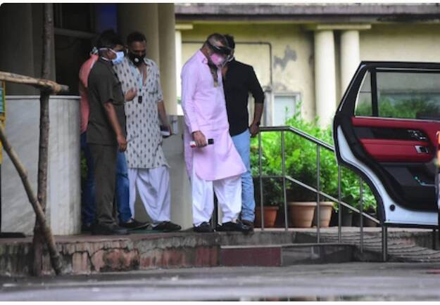সূত্রের খবর, বেশ কিছু ধাপ ইতিমধ্যেই পেরিয়ে গিয়েছে তাঁর ক্যান্সারের।ফুসফুসে জাঁকিয়ে বসেছে মারণ রোগ।