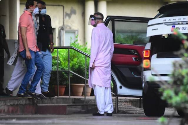 সাদা কুর্তা পাজামা পরে হাসপাতালে এসেছিলেন সঞ্জয়।