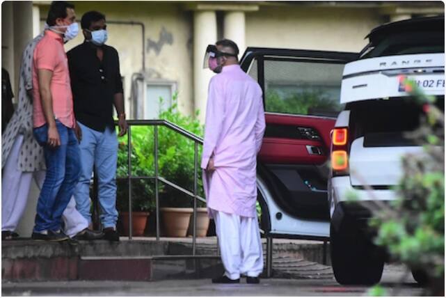 শনিবার সন্ধ্যায় সঞ্জয়কে একবার অন্ধেরির কোলাবেন ধীরুভাই অম্বানি হাসপাতালেও যেতে দেখা গিয়েছিল।