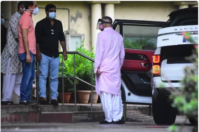 সেই সময় সঞ্জয়ের সঙ্গে ছিলেন বোন প্রিয় দত্ত