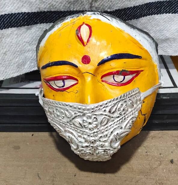 নিউ নর্মালে এই ‘যুদ্ধাস্ত্রই’ উঠে এসেছে দেবীর মুখে! 