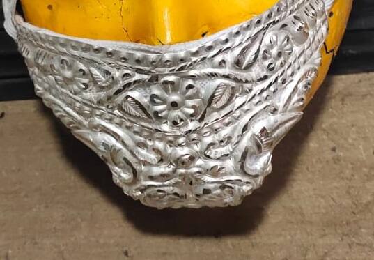 উত্তর কলকাতার গৌরীবেড়িয়া সর্বজনীনের উদ্যোক্তার কথায়, “মায়ের মাধ্যমেই আমরা সকলকে বার্তা দিতে চাইছি সবাইকে”।