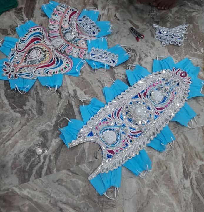 বছর ভর দুর্গার আগমনের অপেক্ষায় থাকে বাঙালি। তাই করোনা পরিস্থিতিতে উদ্যোক্তারা  বলছেন, ঘটা করে না হলেও পুজো হবেই! তাই পুজোর ফ্যাশনেও, মাস্ক নিয়েও নানারকম ভাবনা-চিন্তা শুরু করেছেন ফ্যাশন ডিজাইনাররা।