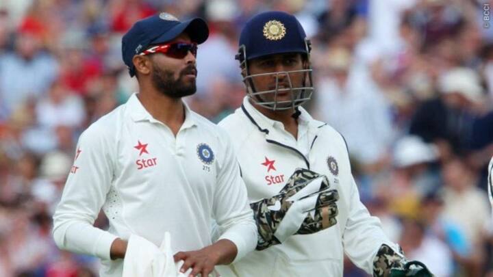 ২০১৪ সালে একটি টেস্ট ম্যাচে মুখোমুখি ভারত-নিউজিল্যান্ড। ক্রিজে ব্রেন্ডন ম্যাকালাম আর বি জে ওয়াটলিং। বল করছিলেন রবীন্দ্র জাডেজা। প্রচুর রান বেরিয়ে যাচ্ছিল। ধোনি স্টাম্পসের পিছন থেকে বলে ওঠেন, ‘জাড্ডু থোড়া অফ মে ডাল। পূজারা কো উধর তালি বাজানে নহী রাখা হ্যায়।’ যার অর্থ, অফস্টাম্পে বল কর। পূজারাকে আমি হাততালি দেওয়ার জন্য ওখানে ফিল্ডিংয়ে রাখিনি। আর একবার জাডেজার বোলিং দেখে ধারাভাষ্যকারদের নকল করে ধোনি বলেছিলেন, ‘ভরপুর বোলিং কা প্রদর্শন করতে হুয়ে রবীন্দ্র জাডেজা।’