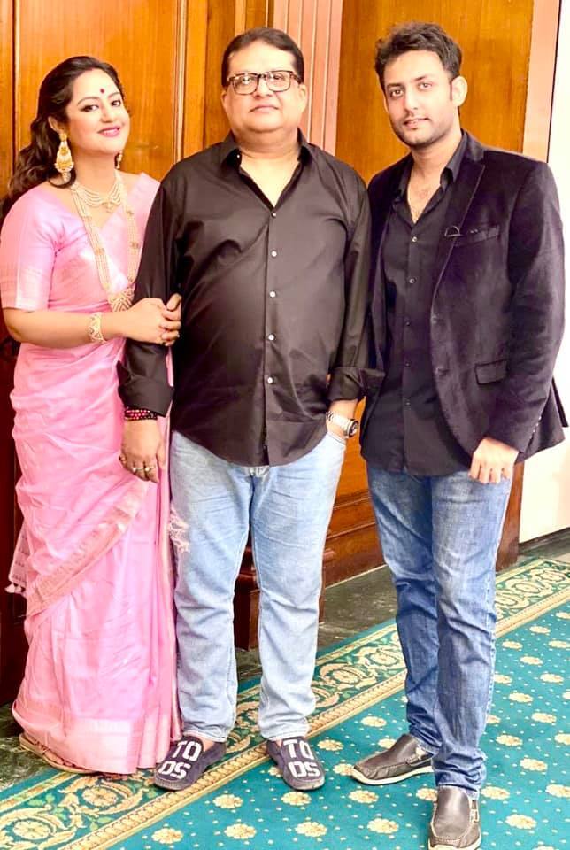  রিসেপশনে স্বামী ও বড় ছেলে আকাশের সঙ্গে সুদীপা।