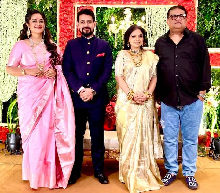 ভাগ্নি শ্রেয়া ভট্টাচার্য ও জামাই অভিলাষের সঙ্গে সুদীপা আনন্দ করেছেন চুটিয়ে।