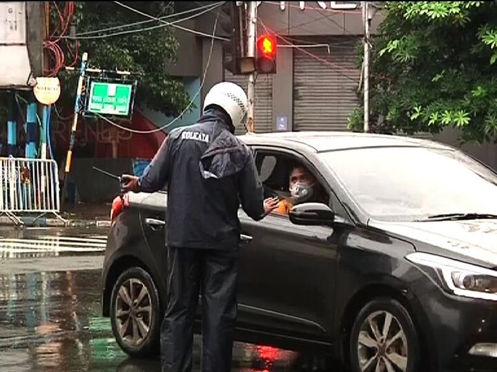 রুবি মোড়ে পুলিশের নাকা চেকিং।  রাস্তায় দেওয়া রয়েছে গার্ডরেল।  গাড়ি থামিয়ে চেক করছেন পুলিশ কর্মীরা।  রাস্তায় বেরনোর কারণ বলার পর গাড়ির আরোহীদের সেই সংক্রান্ত কাগজও দেখাতে হচ্ছে।    