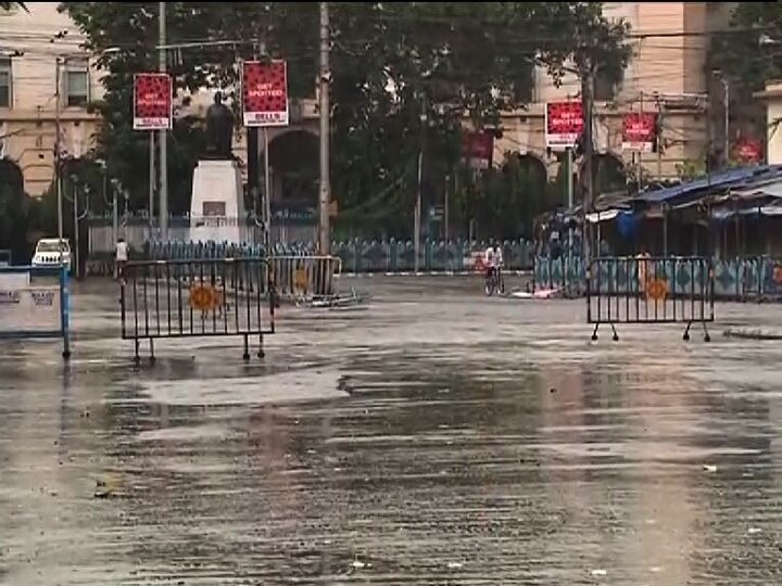 রাস্তায় মোতায়েন পুলিশকর্মীরা। হাতে গোনা দু’একটি গাড়ি চলাচল করছে।  গাড়ি থামিয়ে বাইরে বেরনোর কারণ জানতে চাইছেন পুলিশ কর্মীরা।