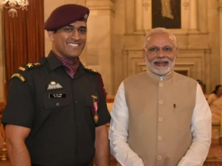 PM Narendra Modi Writes Letter to MS Dhoni shares photo letter of appreciation, Dhoni also thanks PM PM Modi's Letter to MS Dhoni: ধোনি একটা 'দৃষ্টান্ত', 'চিরকৃতজ্ঞ' দেশ, চিঠি প্রধানমন্ত্রীর, পাল্টা ট্যুইটে ধন্যবাদ প্রাক্তন ভারতীয় অধিনায়কের