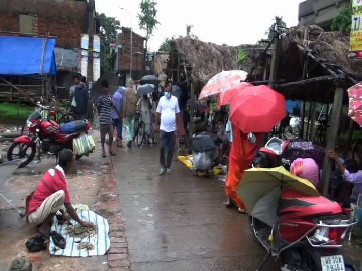 সাপ্তাহিক পূর্ণ লকডাউনেও খোলা পূর্ব মেদিনীপুরের নন্দীগ্রাম বাজার। সকাল থেকে খোলা সবজি ও মাছের বাজার। ভিড় সাধারণ মানুষের। খবর সম্প্রচারের পর অবশ্য বন্ধ হয় বাজার।