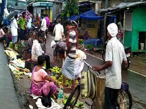 লকডাউনেও অবাধ কেনাবেচা! খবর সম্প্রচারের পর পুলিশ বন্ধ করল বাজার, বিভিন্ন জেলায় দেখা গেল কী কী ছবি? দেখুন