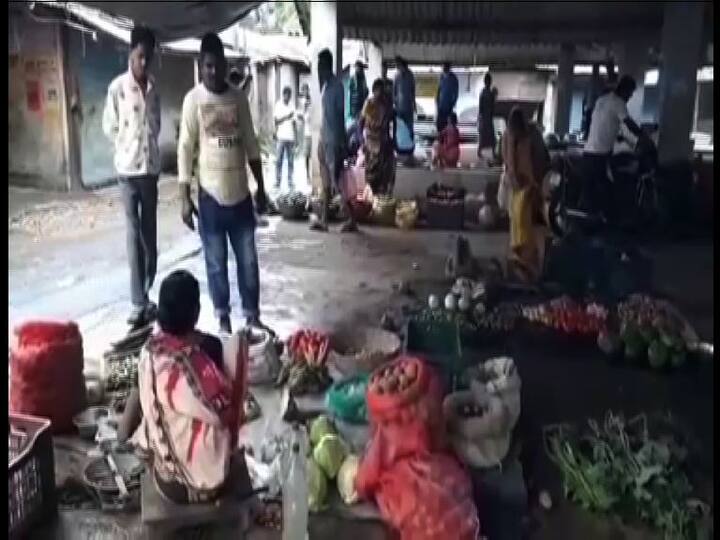 সেখানেও বাজারে মানুষের ভীড়। মাস্ক ছাড়াই বাজারে ভিড় মানুষের।