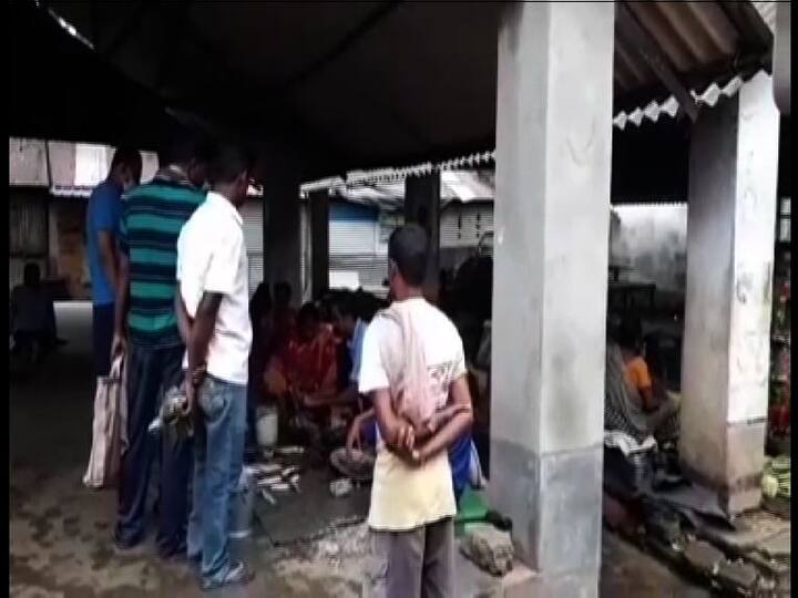 যদিও শহরের বিভিন্ন রাস্তাই ফাঁকা। চোখে পড়েছে পুলিশি টহল।