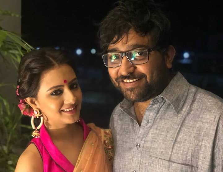 এদিকে অভিমুন্য নাম করেছেন টলি ইন্ডাস্ট্রির দরের স্ক্রিনরাইটার হিসেবে। ‘প্রেম আমার’-এর মতো বাজার সফল ছবির স্ক্রিনরাইটার ও সংলাপ তাঁরই লেখা। 