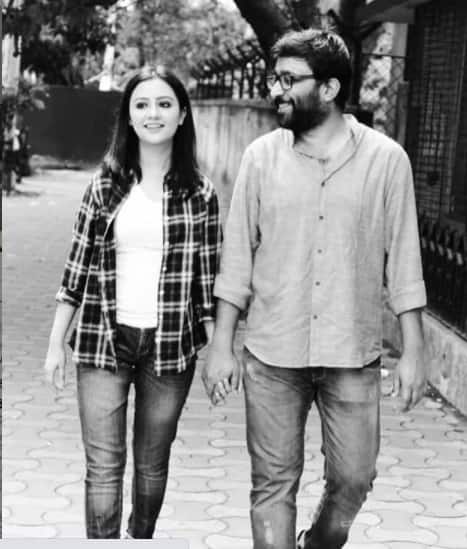 উল্লেখ্য, ঋত্বিক, শ্রাবন্তী অভিনীত ‘টেকো’ ছবিটির পরিচালনা করেছেন এই অভিমুন্য মুখোপাধ্যায়ই।  (সব ছবি মানালির সোশাল অ্যাকাউন্ট থেকে নেওয়া)