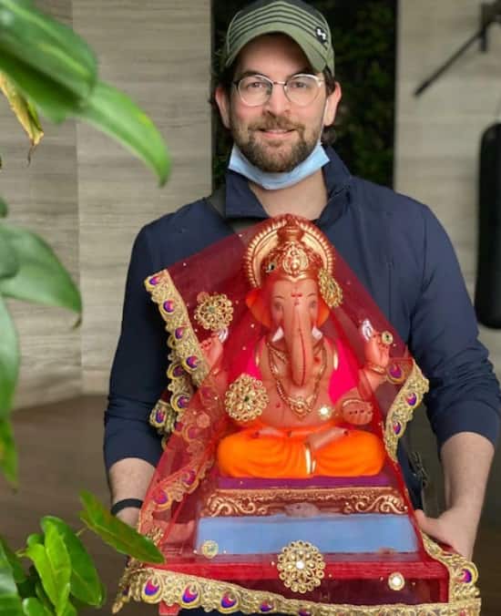 গণেশ মূর্তি বাড়িতে নিয়ে গেলেন অভিনেতা নীল নীতিন মুকেশ। 