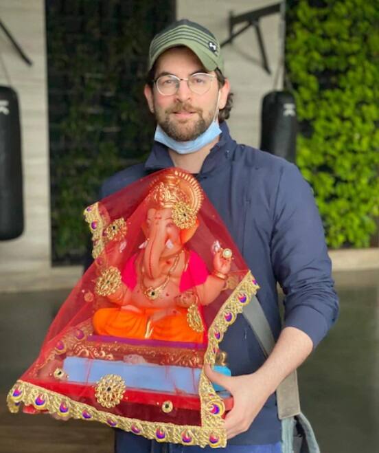 আলোকচিত্রীদের আবদার রাখতে মাস্ক নামিয়েই দিলেন পোজ।