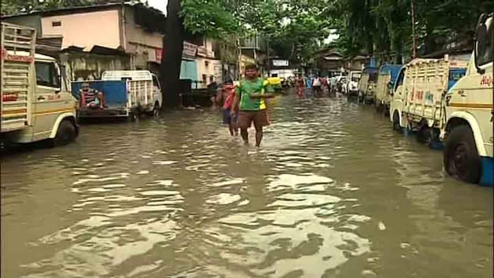 শুক্রবার শহরের বিভিন্ন প্রান্তে দেখা গেল এই ছবি! টানা বৃষ্টিতে চরমে জল যন্ত্রণা।  ভাসল শহরের উত্তর থেকে দক্ষিণের বেশ কিছু এলাকা। 