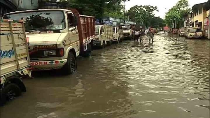 এক স্থানীয় বাসিন্দা বলেন, এখানে একটু বৃষ্টি হলেই জল জমে যায়।  অনেকবার পুরসভাকে বলেও কোনও লাভ হয়নি।  পাশে চড়িয়াল খালের সংস্কার হচ্ছে।  তার জন্য জল বেরোতে পারছে না। 