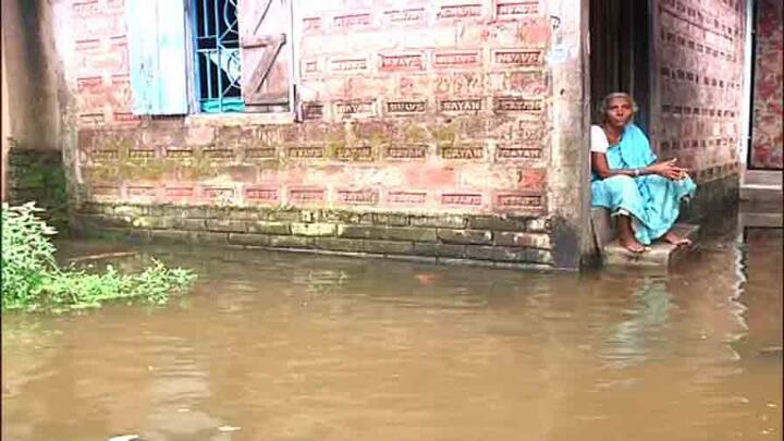 লকডাউনে ঘরবন্দি, তার সঙ্গে বৃষ্টির সৌজন্যে জলবন্দি!  খাস কলকাতায় কোথাও দেখা গেল নৌকা-বিহার! কোথাও বাধ্য হয়ে বোটে! 