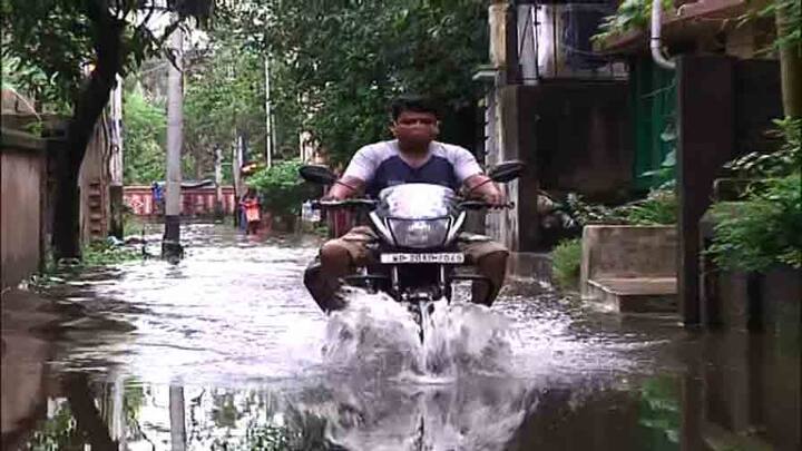 এদিকে, আবহাওয়া দফতর জানিয়েছে, রবিবার নতুন করে নিম্নচাপ তৈরির সম্ভাবনা তৈরি হয়েছে। ফলে আগামী সপ্তাহের শুরুতেও বৃষ্টি হতে পারে দক্ষিণবঙ্গে। 
