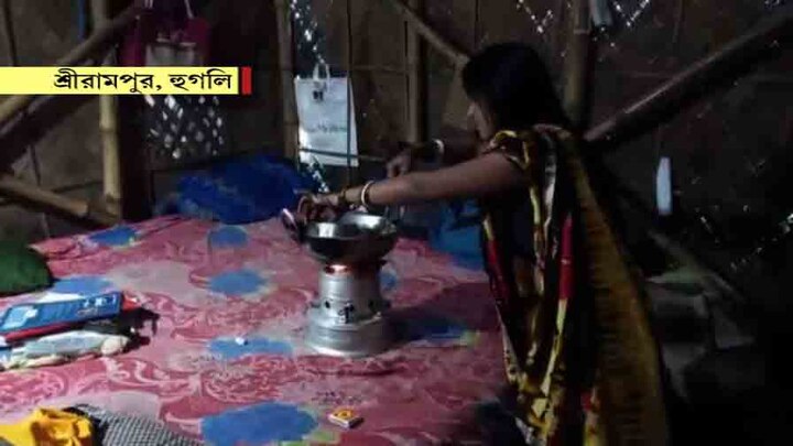 Hooghly residents forced to cook on bed after rooms flood due to heavy rains বিছানার উপরেই চলছে রান্না! দুদিনের বৃষ্টিতে জলমগ্ন হুগলিতে চরম ভোগান্তি বাসিন্দাদের