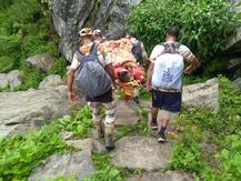 ১৫ ঘণ্টা হেঁটে, ৪০ কিমি পথ আহত মহিলাকে কাঁধে করে হাসপাতালে পৌঁছে দিলেন জওয়ানরা