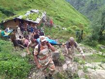 ১৫ ঘণ্টা হেঁটে, ৪০ কিমি পথ আহত মহিলাকে কাঁধে করে হাসপাতালে পৌঁছে দিলেন জওয়ানরা