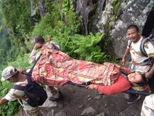 ১৫ ঘণ্টা হেঁটে, ৪০ কিমি পথ আহত মহিলাকে কাঁধে করে হাসপাতালে পৌঁছে দিলেন জওয়ানরা