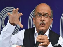 ‘ক্ষমা চাইলে বা পিছু হটলে, বিবেকের সঙ্গে অবমাননা হবে’, অবস্থানে অনড় প্রশান্ত ভূষণ