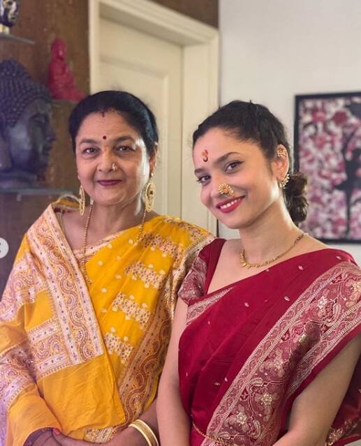 সম্প্রতি বাড়িতে করলেন মহালক্ষ্মীর পুজো। চেরি রঙের সিল্কের শাড়িতে চোখ ধাঁধিয়ে দিলেন অঙ্কিতা। পুজো সেরে মায়ের সঙ্গে ফ্রেমবন্দি অঙ্কিতা।