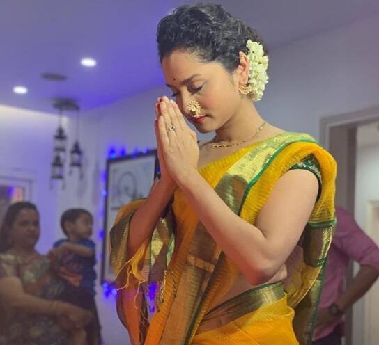 দিনকয়েক আগে গণেশ চতুর্থীতেও বাড়িতে পুজোর আয়োজন করেছিলেন অঙ্কিতা। হলুদ রঙের দক্ষিণী শাড়িতে মন কেড়ে নেন সকলের।