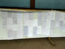 স্মার্টফোন নেই! নোটিশ বোর্ড প্রশ্নপত্র, লিখে নিয়ে গেলেন অভিভাবকরা, বাড়িতে বসে পরীক্ষা পড়ুয়াদের