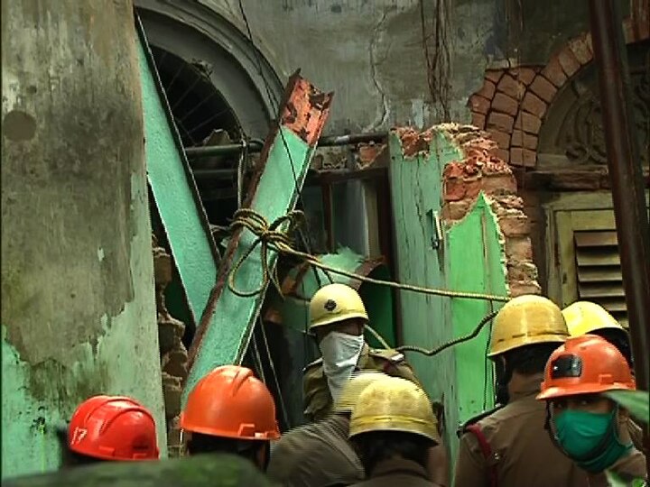 Portion of old building collapses due to heavy downpour বেলেঘাটায় ভেঙে পড়ল পুরনো বাড়ির একাংশ, ধ্বংসস্তূপে আটকে মৃত্যু বৃদ্ধার