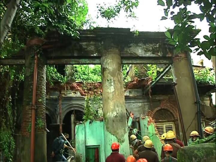 প্রবল বৃষ্টিতে বেলেঘাটায় বাড়ি ভেঙে এক বৃদ্ধার মৃত্যু। আজ সকালে ৫৫ নম্বর বেলেঘাটা মেন রোডে একটি পুরনো বাড়ির একাংশ ভেঙে পড়ে। ভিতরে আটকে পড়েন এক বৃদ্ধা ও তাঁর ছেলে। বৃদ্ধার বউমা ও নাতিকে আগেই উদ্ধার করা সম্ভব হয়।