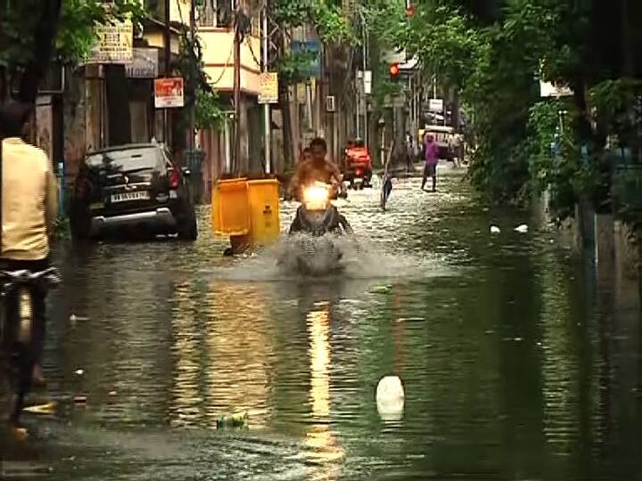 রাতভর প্রবল বৃষ্টি। শহরের উত্তর থেকে দক্ষিণ, বেশ কিছু জায়গা জলমগ্ন।
