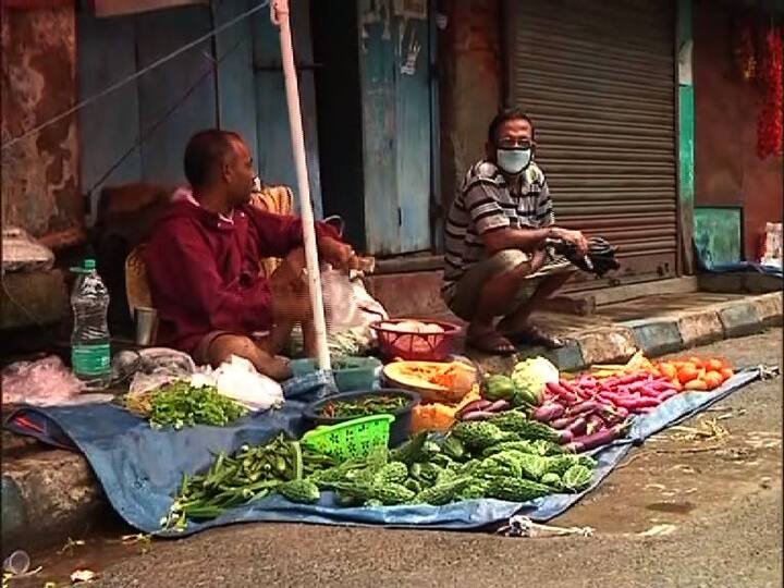 কলকাতায় লকডাউন অমান্য করে বসল বাজার।  কলকাতা পুরসভার ৩০ নম্বর ওয়ার্ডে, নারকেলডাঙার গুরুদাস রোডে রাস্তার ওপরেই সবজি, মাছ, মাংস নিয়ে বসেছেন বিক্রেতারা।  সেখানে ক্রেতাদের ভিড়ও যথেষ্ট। যদিও মূল বাজারের গেট বন্ধ।  