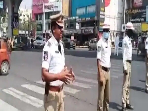 ThisMan Is Managing Traffic Without Salary For 32 Years & Even Coronavirus Hasn't Stopped Him ৩২ বছর ধরে বিনা পারিশ্রমিকে ট্রাফিক কন্ট্রোল করছেন গঙ্গারাম