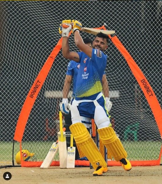 একমাত্র ক্রিকেটার হিসাবে ২০০৮ থেকে ২০১৬-র মাঝামাঝি পর্যন্ত আইপিএলে টানা ম্যাচ খেলেছেন রায়না। একটিও ম্যাচে তাঁকে মাঠের বাইরে থাকতে হয়নি। ২০১৬ সালের আইপিএলে গুজরাত লায়ন্সের হয়ে খেলার সময় সন্তানসম্ভবা স্ত্রীর পাশে থাকার জন্য তিনি প্রথম ম্যাচ খেলতে পারেননি।