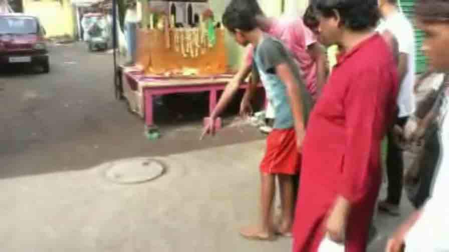 জগদ্দলে বাইক আটকে কিশোরকে মাথায় গুলি করে খুন দুষ্কৃতীদের Miscreants shoot dead minor at Jagaddal জগদ্দলে বাইক আটকে কিশোরকে মাথায় গুলি করে খুন দুষ্কৃতীদের