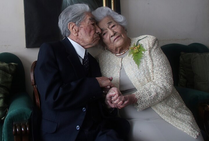 With an aggregate age of 214 years, this is the world's oldest married couple! নাম উঠল গিনেস বুকে, বিশ্বের প্রবীণতম দম্পতির মোট বয়স ২১৪ বছর!