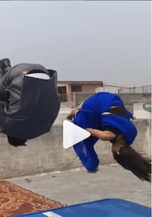 পারবেন সিমন বাইলস? শাড়ি পরে জিমন্যাস্টিক্সের শূন্যে ডিগবাজি খাওয়া লাফ, অনায়াসে করে দেখালেন এই মহিলা