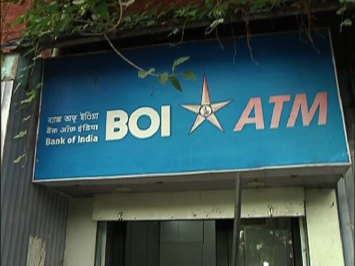 Injured youth recovered from ATM kiosk at Cannel south Road in Kolkata ভাঙা কাউন্টারের কাঁচ, এটিএমের মধ্যেই উদ্ধার রক্তাক্ত যুবক,ভর্তি হাসপাতালে