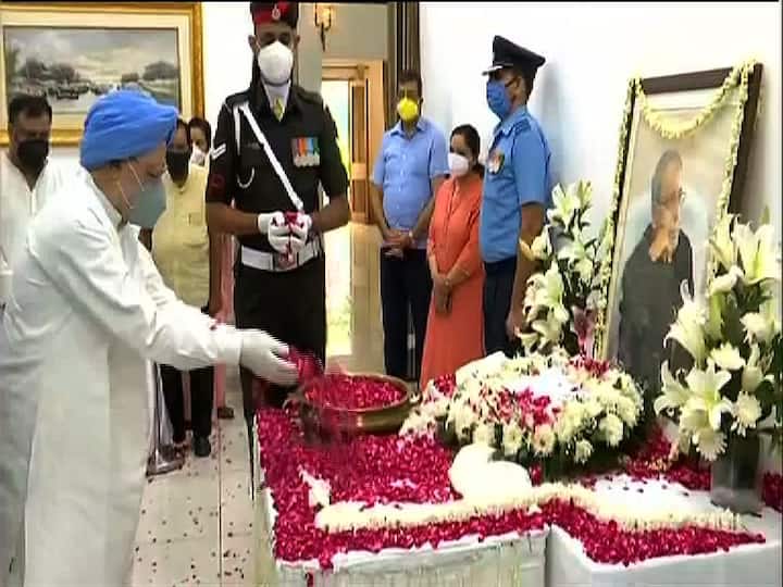 প্রয়াত প্রাক্তন রাষ্ট্রপতিকে শেষ শ্রদ্ধা জানাচ্ছেন প্রাক্তন প্রধানমন্ত্রী মনমোহন সিংহ