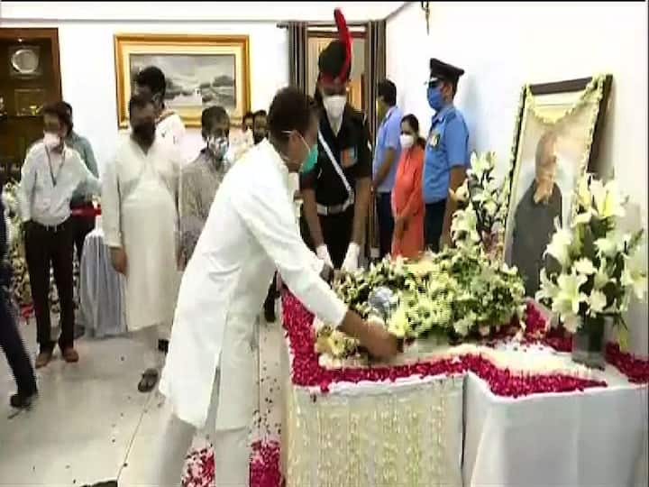 প্রয়াত প্রাক্তন রাষ্ট্রপতিকে শেষ শ্রদ্ধা জানাচ্ছেন কংগ্রেস নেতা রাহুল গাঁধী