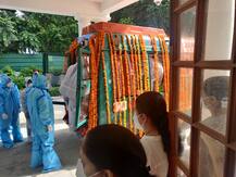 প্রয়াত প্রণব মুখোপাধ্যায়ের মরদেহ পৌঁছল রাজাজি মার্গের বাসভবনে, দেখুন ছবি